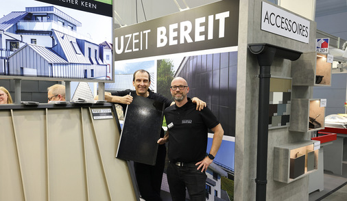 Andreas Palli und Ronny Kossmann informieren über ­Aluminiumprodukte von Haushaut. Diese sind ab sofort mit dachintegrierten Photovoltaik­anlagen von Roofit.Solar kombinierbar - © Bild: BAUMETALL
