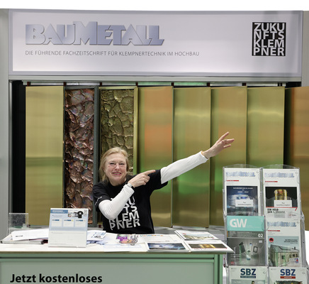 Sabine Michaelis vor der Libelle des BAUMETALL Messestandes - © Bild: BAUMETALL
