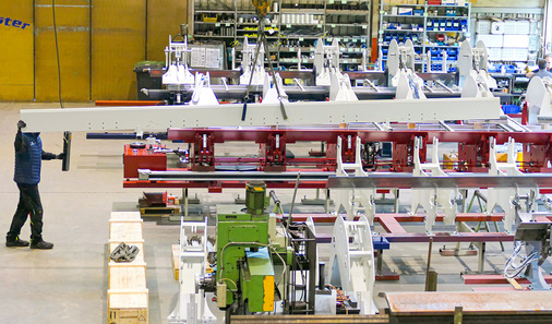 Gar nicht so einfach! Bei der Montage von Langabkantmaschinen sind Bauteillängen von 6 m die Regel - © Bild: BAUMETALL

