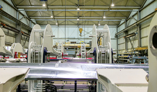  Eindeutig ein Biegemaster! Die Langabkantmaschinen des Herstellers sind aufgrund ihrer einmaligen Spannarmkonstruktion mit einem Blick zu erkennen