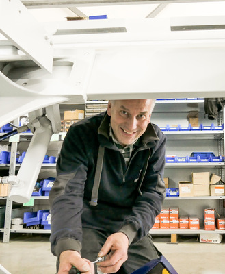  Einmal ein Biegemaster, immer ein Biegemaster! Viele Mitarbeiter des Traditions­unternehmens verfügen über einen langen und reichen Erfahrungsschatz. So arbeitet Johann B﻿. seit fast 40 Jahren im Unternehmen