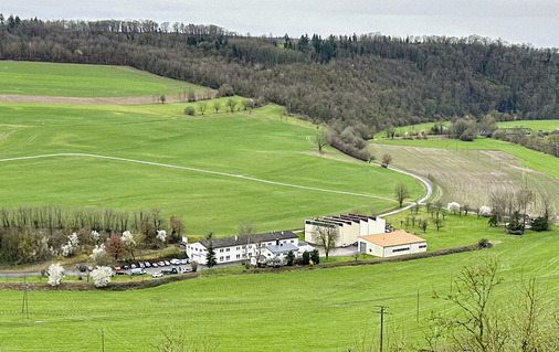  Im malerischen Kochertal unweit der alten Bahnstrecke ist die Sperr & Lechner GmbH & Co. KG seit über sechs Jahrzehnten als Spezialist im Maschinenbau fest verwurzelt