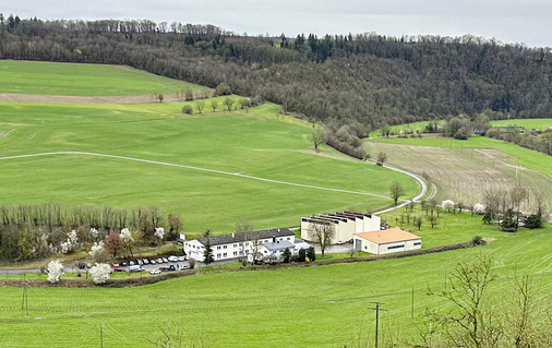 Im malerischen Kochertal unweit der alten Bahnstrecke ist die Sperr & Lechner GmbH & Co. KG seit über sechs Jahrzehnten als Spezialist im Maschinenbau fest verwurzelt - © Bild: M.Traub
