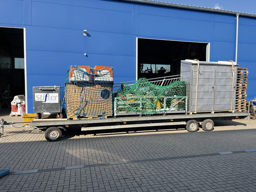  Eine der zahlreichen Werkzeug- und Materialfuhren. Mit an Bord sind Werkzeugkisten ,Heizung, Schneefräsen uvm. - © Bild: Stifter
