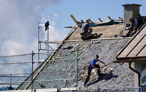    Abriss der alten Holzschindeln