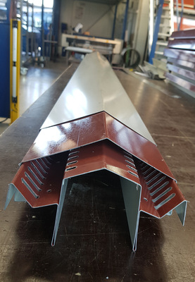    Die flugschneesichere Firstkonstruktion ist eine Eigenanfertigung