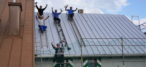   Geschafft: Eine der zahlreichen Dachflächen ist fertiggestellt - © Bild: Filmknipserei Scheu
