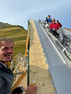   Montage der Edelstahlscharen am Winterraum mit Unterstützung von Xaver Stark 