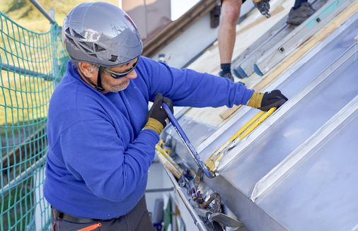    Die Traufe ist Chefsache: Jürgen Stifter beim Einfalzen