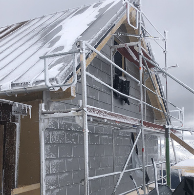    Die Arbeiten an der Fassade erfolgten unter zum Teil unwirtlichen Bedingungen