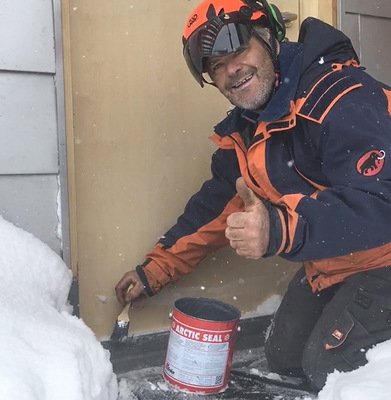    Jürgen Stifter dichtet die Türen mit Arctic Seal von Enke ab