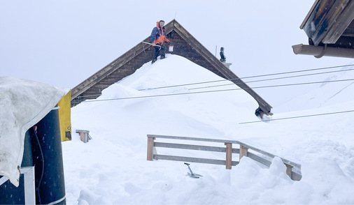   Wo bitte geht’s zur Hütte? Am 7. April 2023 gab es ca. 5 m Schnee. Die Folge: eine Woche lang Schneeräumen