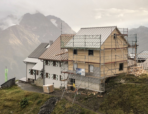   In Reih und Glied: Drei Bauteile der Hütte reihen sich aneinander - © Bild: Stifter
