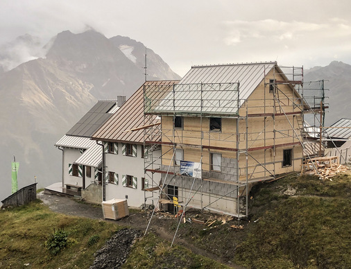    In Reih und Glied: Drei Bauteile der Hütte reihen sich aneinander