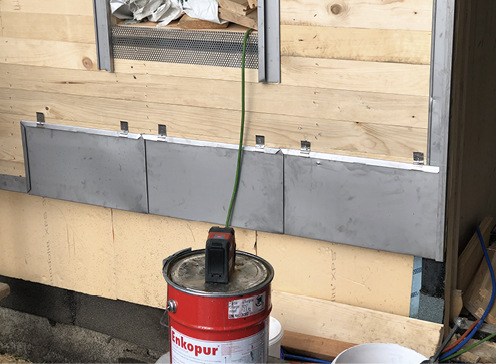   Die ersten Schindeln sind montiert. Der Sockelanschluss wurde sorgsam abgedichtet 