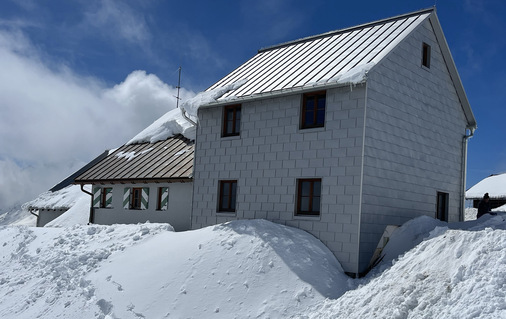  April 2023: Die Schneedecke reicht bis zum ersten Stock