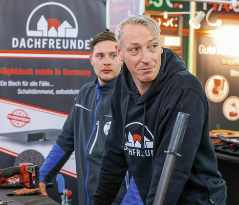 Masc-Geschäftsführer Janosch Heiland auf dem Messestand der Masc Werkzeug Vertriebs GmbH aus Senden - © Bild: BAUMETALL
