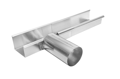  Montagesituation des Auslauf­stutzen für ­Gesims-Kastenrinnen