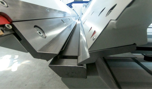  Hans Schröder Maschinenbau stellt jetzt eine patentierte Innovation vor, die mit der PBM erstmals zur Verfügung steht. In Verbindung mit der Option der drehbaren Oberwange ist es möglich, Hohlumschläge in nur einem Arbeitsgang mit der Biegewange zu erzeugen