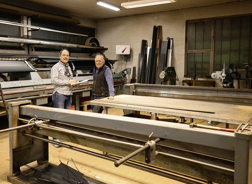  Werkstattgespräch bei Spenglermeister Reinbold. Im Hintergund ist eine der ersten Thalmann-Langabkantmaschinen samt anlogem Winkelmesser zu sehen