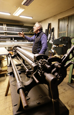    Solide: Eine uralte Dreiwalzen- Rundbiegemaschine …