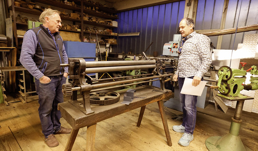   BAUMETALL-Autor Marc Warzawa staunt über die Unkaputtbarkeit alter Blechbearbeitungsmaschinen - © Bild: BAUMETALL
