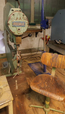 Mit Pullmax-Maschinen lassen sich Bleche bearbeiten, um Freiform- oder parallele Abschnitte sowie rechteckige und runde Löcher in beliebiger Größe zu erzeugen - © Bild: BAUMETALL
