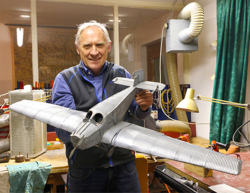  Stolz: Friedrich Reinbold fertigt derzeit das Zinkmodell einer F 13 an – eines der ersten Wellblechflugzeuge von Junkers - © Bild: BAUMETALL
