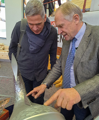    Friedrich Reinbold erklärt das Konstruktionsprinzip eines Wasserspeiers …