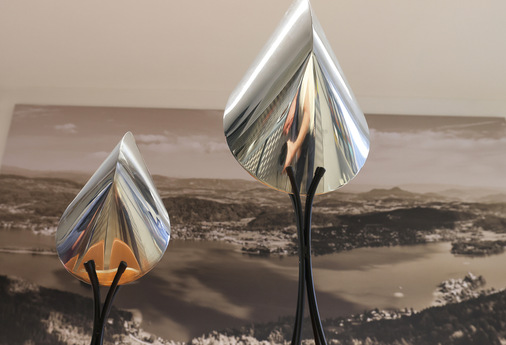   Blickfang im Büro: zwei polierte Oloiden aus Titanzink