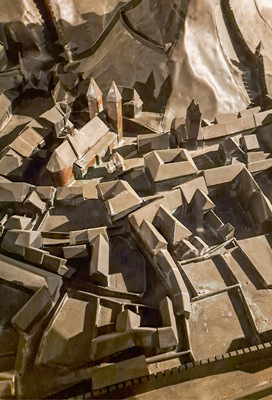   Blick auf das kupferne Stadtmodell von Friesach