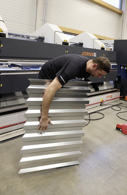   Passgenau: Das Trapezprofil wird von Hand um 90 Grad gebogen 