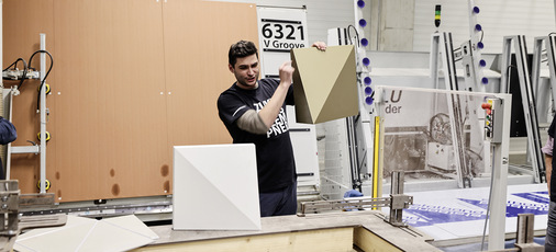  Philipp Theißl präsentiert ein 3D-Fassadenelement aus Verbundplatten 