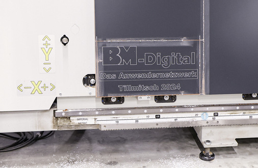  Am Bearbeitungszentrum entsteht ein gefrästes Andenken 