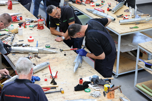 Perkeo-Geschäftsführer Yassine Hönes berät die Workshop-Teilnehmer in Sachen Löttechnik - © BAUMETALL
