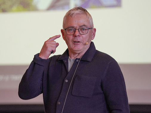    Peter Stelzer referiert über PV-Anlagen und -deren Montage auf Metallbedachungen