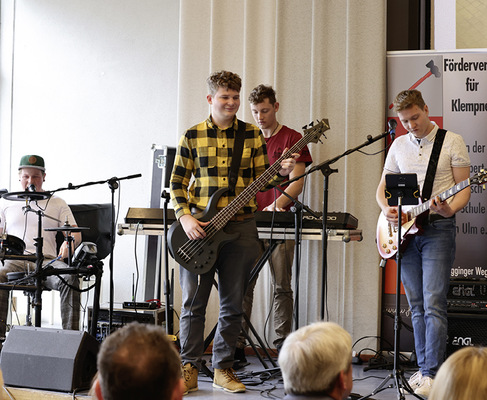  Live und rockig ist der musikalische Rahmen der Lossprechungsfeier 2024