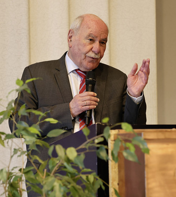  Ivo Gönner wendet sich mit seiner Festrede direkt an die Jung-Gesellinnen und -Gesellen