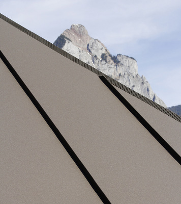  Hinter dem Dach erhebt sich der Große Mythen