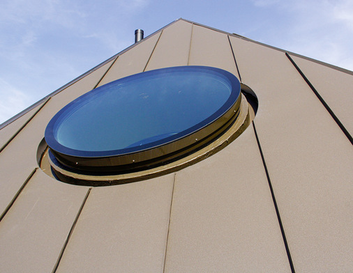  Kreisrunde Falzeinfassung mit vertiefter Rinne am Oberlicht