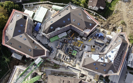    Blick auf Dachlandschaft und runde Dachfenster 