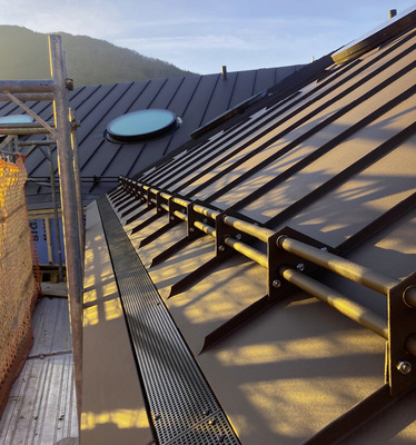    Schneefangsystem und die Rinne mit Lochblechabdeckung