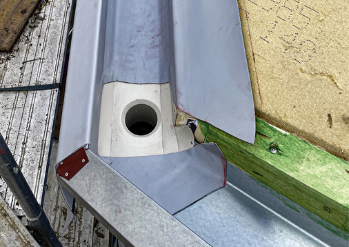    Mit Kunststofffolie ausgekleidete Konstruktionsprofile der vertieften Rinne