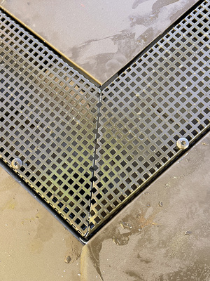    Vertiefte Rinnen, Grate und Firstdetails sind mit Lochblechen abgedeckt