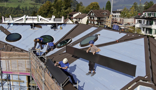    Erste Aluminium-Stehfalzscharen werden montiert