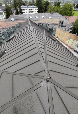    Am Knotenpunkt befindet sich ein Anker des Absturzsicherungssystems 