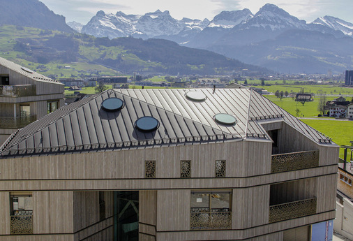    Hinter der fertigen Dacheindeckung ist der Fronalpstock zu sehen 