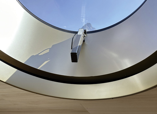    Im Innern befinden sich zweiteilige Dachfensterzargen aus Aluminium 