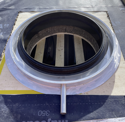    Kreisrunde Verwahrung des Dachfensters samt Flüssigkunststoffabdichtung