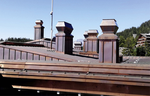   Schornsteine und Dachversätze wurden fachgerecht mit Kupfer bekleidet